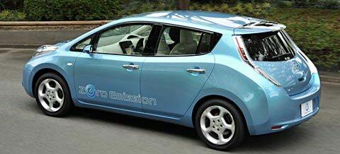 En Nissan Leaf elbil kör längs vägen. (AI text)