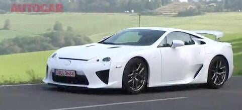 En vit sportbil kör nerför en landsväg. (AI text)