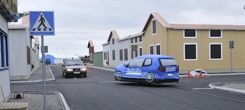 En bil kör ner en gata. (AI text)