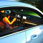 en bil kör nerför en väg (AI text)