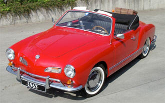 En röd sportbil parkerad framför ett byggnad. (AI text)