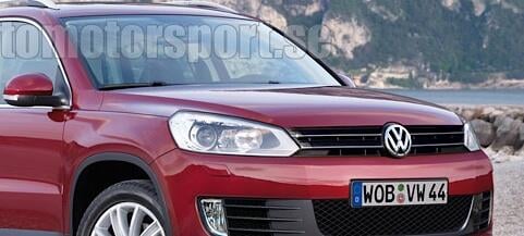 En röd Volkswagen SUV parkerad på en strand. (AI text)