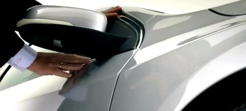 En affärsman öppnar dörren till en bil. (AI text)