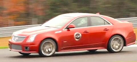 En röd Cadillac CTS-V kör på en racerbana. (AI text)