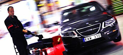 En mekaniker arbetar på en bil i en garage. (AI text)