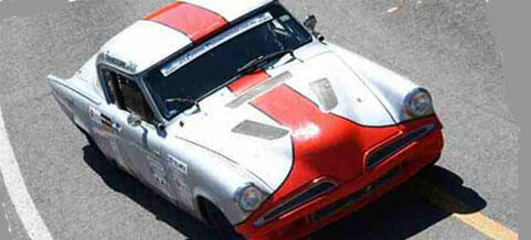 En racebil körer längs banan. (AI text)