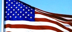 Den amerikanska flaggan fladdrar i vindens tecken. (AI text)