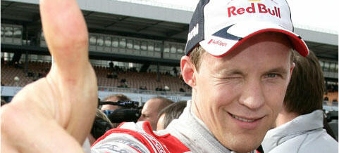 Bilföraren ger en vink med tummen upp. (AI text)