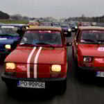 En grupp bilar på en väg (AI text)