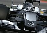En Mercedes F1-bil kör på en bana. (AI text)