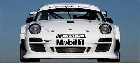 En vit Porsche 911 GT3 RS (AI text)
