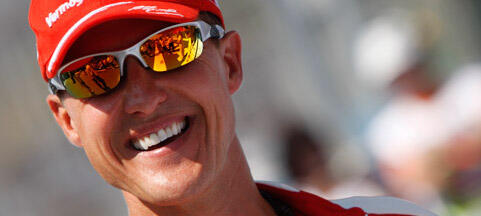 En man i en röd hatt och solglasögon leder vänligt. (AI text)