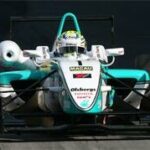 En racerbil kör nedför en bana. (AI text)