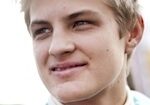 En ung man i ett grönt skjort och blå jacka (AI text)