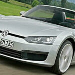 En silverfärgad Volkswagen GTI cabriolet kör nedför en landsväg. (AI text)