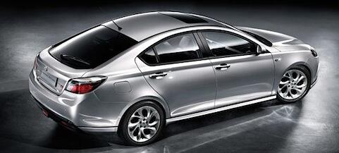 En silverfärgad bil i en mörk rum. (AI text)