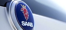 En vit bil med saab-logotypen på förgrillskenan. (AI text)
