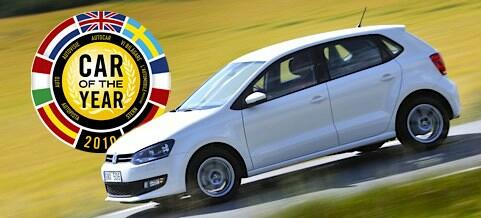 En Volkswagen Polo kör fram på vägen. (AI text)
