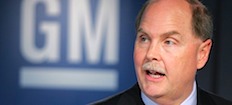GM:s VD John McNeil talar vid en presskonferens (AI text)
