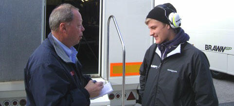 En man och en kvinna pratar framför en husvagn. (AI text)