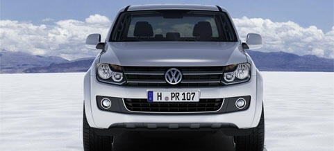 En Volkswagen Amarok SUV i öknen. (AI text)