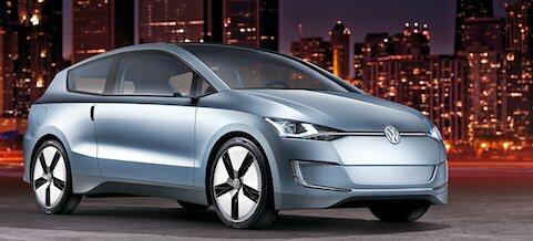 En Volkswagen ID.4 parkerad framför en stad. (AI text)