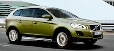 En gröngul Volvo XC90 SUV kör längs vägen. (AI text)