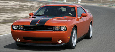 En Dodge Challenger SRT kör på en racebana. (AI text)
