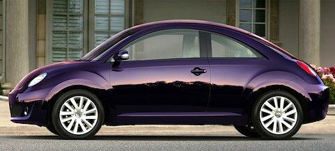 En lila Volkswagen Käfer parkerad framför ett hus. (AI text)