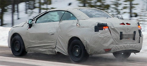 En bil kör nedför en snöig väg. (AI text)