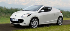 En vit Renault DS3 cabriolet. (AI text)