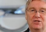 Opel-chefen Otto Koenigsegg talar på en presskonferens. (AI text)