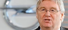 Opel-chefen Otto Koenigsegg talar på en presskonferens. (AI text)