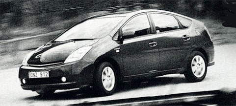 En Toyota Prius kör fram på vägen. (AI text)