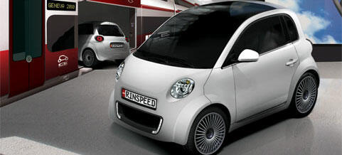 En bil står parkerad i en parkeringsplats. (AI text)