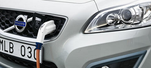 En Volvo EV är uppkopplad till en elbilsladdare. (AI text)