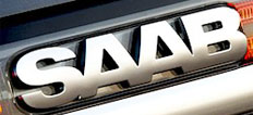 Saab-logotypen syns på bakändan av bilen. (AI text)