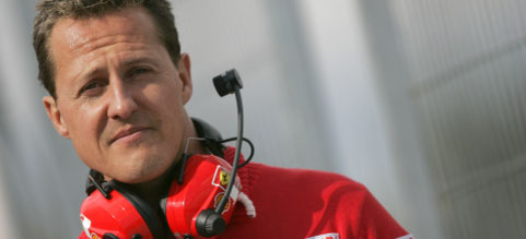 En racerförare i en röd tröja och huvudlurar. (AI text)