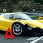 En gul sportbil är skadad efter en krock. (AI text)