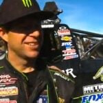 En racerförare i en monstertruck. (AI text)