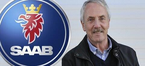 Saab-logotypen med en man framför den (AI text)