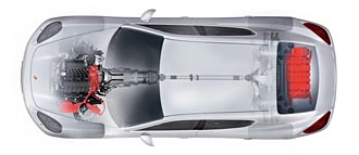 En bil med upphängd motor och motorhuven öppen (AI text)