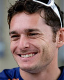 En man leder ett leende medan han bär solglasögon. (AI text)