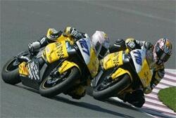 Två motorcyklister tävlar på en bana. (AI text)