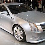 En silver Cadillac CTS kupé utställd på New York Auto Show. (AI text)