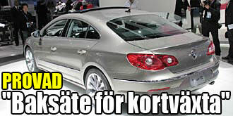 En bil med ordet "providad başkase korvtavta" skrivet på den. (AI text)
