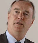 En man i kostym och slips (AI text)