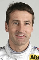 En racerförare i ett vitt racingskjorta. (AI text)