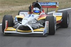 en race car körande längs en bana (AI text)