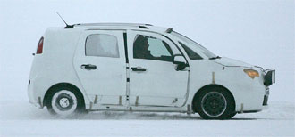 En vit fraktrut driving på snö. (AI text)
